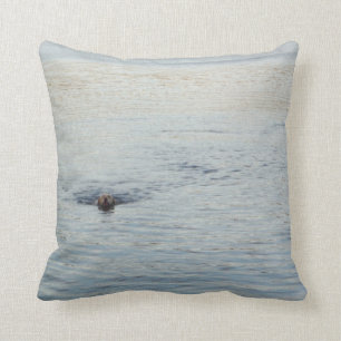 Coussin Labrador doré dans le lac