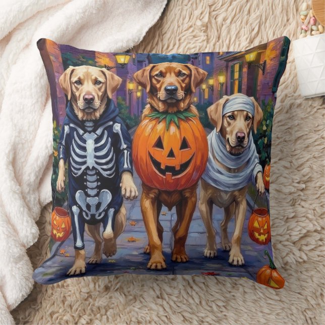 Coussin Labradors faisant Trick-or-Treat dans des costumes (Couverture)