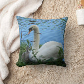 Coussin Lac baby de cygne et de jeune cygne de mère de nid (Couverture)