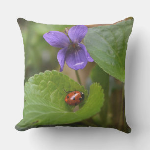 Coussin Ladybug sur les fleurs de violet doux