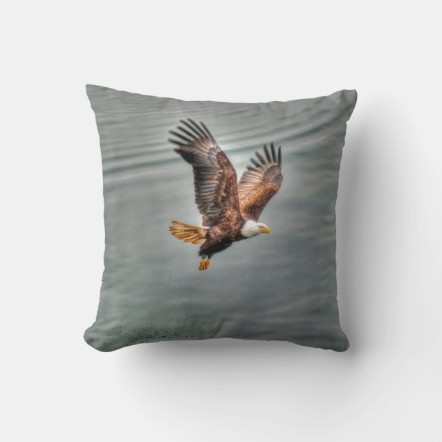 Coussin L'aigle à tête blanche américain survole l'océan (Recto)