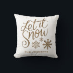 Coussin Laisser neiger Décor de Noël Jeter l'oreiller<br><div class="desc">Blanc avec or Laisser neiger Noël personnalisé jeter l'oreiller. Parfait pour agrémenter votre décor de vacances à la maison..</div>