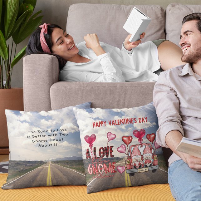 Coussin L'amour comme Gnome Autre Joyeux Jour des Valentin (Love Like Gnome Other Happy Valentines Day Throw Pillow)