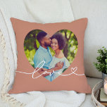 Coussin L'amour dans l'argile de script Personnalisé Coeur<br><div class="desc">Moderne et élégant design d'oreiller de projecteur personnalisé comprend une photo préférée en forme de grand coeur avec un design minimaliste de typographie blanche "Amour" qui inclut des détails florissants et de coeur. Vous pouvez modifier la couleur arrière - plan d'argile molle. Une idée cadeau unique pour un couple marié...</div>