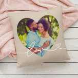 Coussin L'amour en Script Beige Custom Heart Formé Photo<br><div class="desc">Moderne et élégant design d'oreiller de projecteur personnalisé comprend une photo préférée en forme de grand coeur avec un design minimaliste de typographie blanche "Amour" qui inclut des détails florissants et de coeur. On peut modifier la couleur arrière - plan gris neutre. Une idée cadeau unique pour un couple marié...</div>