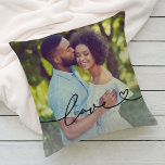 Coussin L'amour en script noir avec le coeur Photo personn<br><div class="desc">Moderne et élégant design d'oreiller à projecteur personnalisé dispose d'une photo préférée avec un minimum de noir "Love" typographie design superposition qui inclut des détails florissants et de coeur. Le texte en noir peut être customisé. Une idée cadeau unique pour un couple marié ou pour votre bien-aimé le jour de...</div>