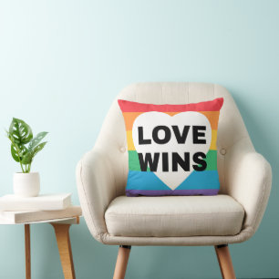 Coussin L'amour gagne   GAY PRIDE