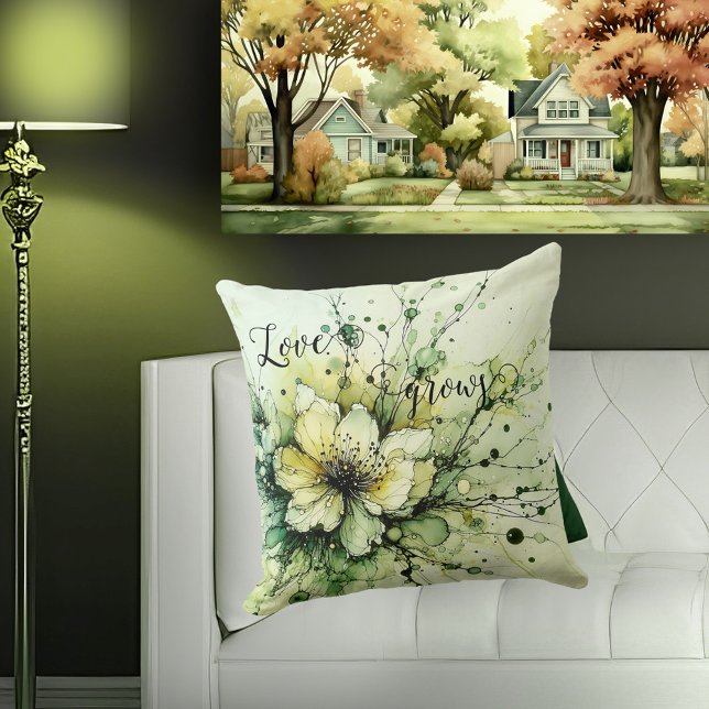 Coussin L'amour Whimsical grandit Vert Floral (An artistic pillow featuring a whimsical floral design in green - great for a gardener)