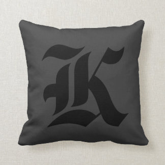 Coussin L'anglais vintage marque avec des lettres K,