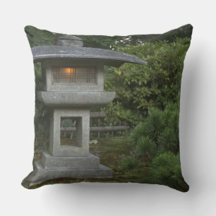 Coussin Lantern en pierre éclairé dans le jardin japonais