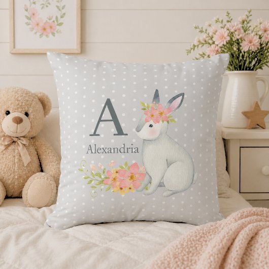 Coussin Lapin au monogramme de fleurs roses