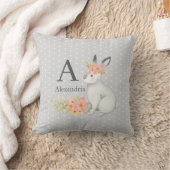 Coussin Lapin au monogramme de fleurs roses (Couverture)