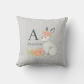 Coussin Lapin au monogramme de fleurs roses (Recto)