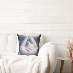 Coussin Lapin bébé suspendu à un hamac en tulle