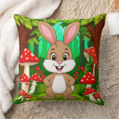 Coussin Lapin de dessin animé mignon debout dans une forêt (Couverture)