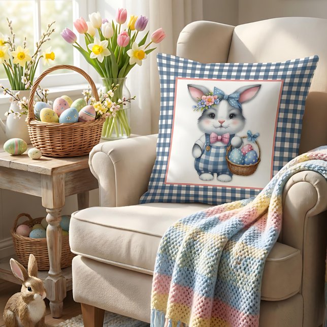 Coussin Lapin de Pâques avec panier d'œufs sur gingham ble (Créateur téléchargé)