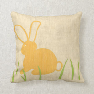 Coussin Lapin jaune et herbe verte par Chariklia Zarris