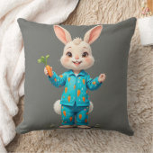 Coussin Lapin mignon portant un pyjama tenant une carotte (Couverture)
