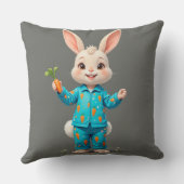 Coussin Lapin mignon portant un pyjama tenant une carotte (Verso)