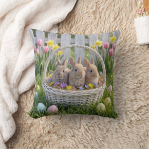 Coussin Lapins de Pâques dans un panier en osier sur l'her
