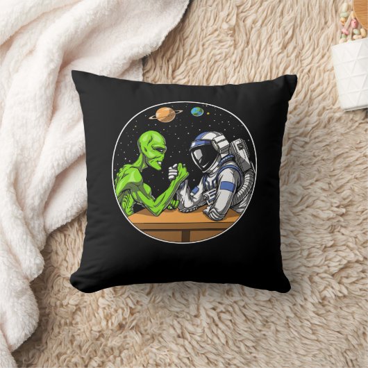 Coussin L'astronaute spatiale Alien lutte contre le bras d (Couverture)