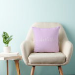 Coussin Lavande personnalisée violet élégant Nom du script<br><div class="desc">Créez un accent cosy et élégant avec cet oreiller de lavande personnalisée avec un design élégant de nom de script. L'arrière - plan mauve pastel ajoute une touche apaisante, tandis que la typographie manuscrite fluide apporte une touche moderne et sophistiquée. Parfait pour les crèches, les chambres ou les espaces de...</div>