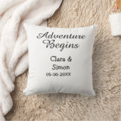 Coussin L'aventure commence nom du couple marié datsimple (Couverture)