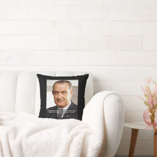 Coussin LBJ Et Citation "Connaître Ce Qui Est Juste" 