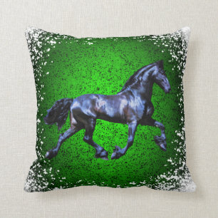 Coussin Le cheval frison, étalon noir de beauté, neigent