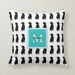 Coussin Le chien moderne poursuit le nom turquoise de<br><div class="desc">Les silhouettes modernes de chiens de chien noir modèlent le nom turquoise de monogramme,  coussin.
Vous pouvez facilement changer le nom et le monogramme.</div>