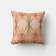 Le Designer Jette L'Oreiller Avec Du Corail Et Ros