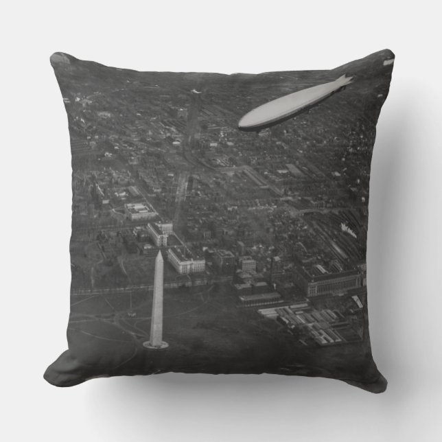 Coussin Le dirigeable "USS Los Angeles" ZR3 des USA volant (Recto)