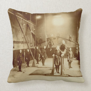 Coussin Le gymnase de la fille à l'établissement sourd et