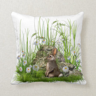 Coussin le lapin et les marguerites dans la longue herbe