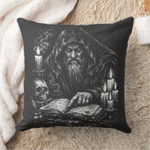 Coussin Le Magicien Étudiant le Grimoire — par BurnsInHell (Couverture)