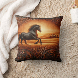 Coussin Le Majestic Horse Galloping À Travers Des Champs D
