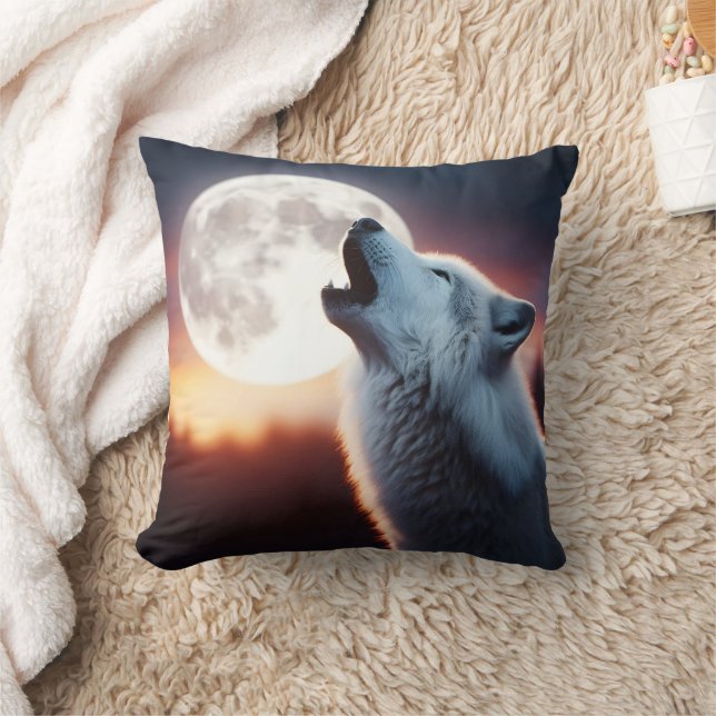Coussin Le majestueux loup hurling à Moon. (Couverture)