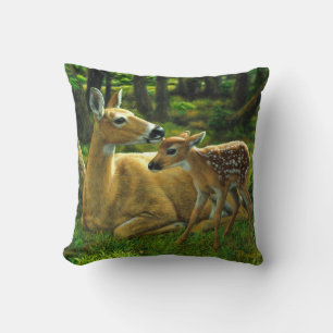 Coussin Le printemps blanc Fawn et la mère Deer