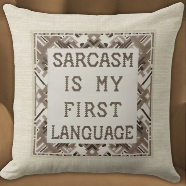 Coussin Le Sarcasme Est Ma Première Langue - Witty Cross-S (Witty Statement Pillow in Neutral Colors Sarcasm is My First Language Beige Geometric Modern)