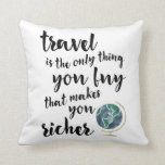 Coussin Le Voyage Vous Rend Plus Riche<br><div class="desc">Le voyage est la seule chose que vous achetez qui vous rend plus riche! L'oreiller à lancer présente le guillemet dans une police manuscrite de brosse avec une illustration du globe aquarelle. Parfait pour votre ami globe-trotter, tante amoureuse du voyage, ou comme un merci pour l'agent de voyage qui vous...</div>