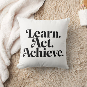 Coussin "Learn. Act. Achieve." - Art Typographique Minimal