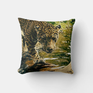 Coussin Leopard Crossing a Stream Photographie
