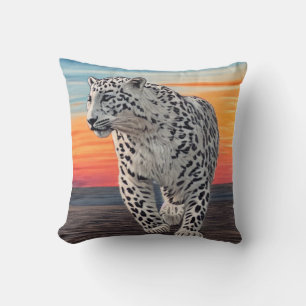 Coussin Léopard des neiges marchant sur la plage au couche