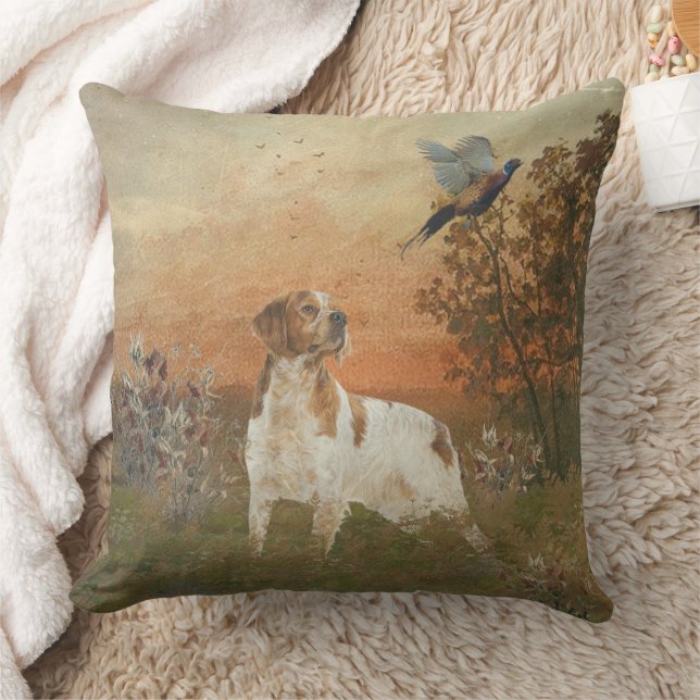 Coussin L'Épagneul breton chasse dans le champ (Couverture)