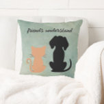 Coussin Les amis comprennent les besoins des chats de chie<br><div class="desc">Simple, direct et la vérité — Les amis comprennent — comme l'illustre cette merveilleuse amitié entre les chats et les chiens — se positionnent contre un coussin vert texturé. Si vous avez besoin d’aide ou si vous avez des questions de conception, envoyez un courriel à charmdesignstudio@rcn.com et nous serons ravis...</div>