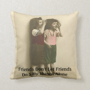 Coussin Les amis ne laissent pas des amis font seules des