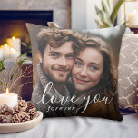 Coussin Les amoureux vous aiment pour la photo d'un couple<br><div class="desc">Une belle façon d'afficher votre amour l'un pour l'autre sur un coussin photo personnalisé avec le texte "love you Eternel" écrit dans une police manuscrite moderne. Le dos du coussin est neutre et beige et peut être changé à la couleur de votre choix en sélectionnant "modifier à l'aide d'un outil...</div>