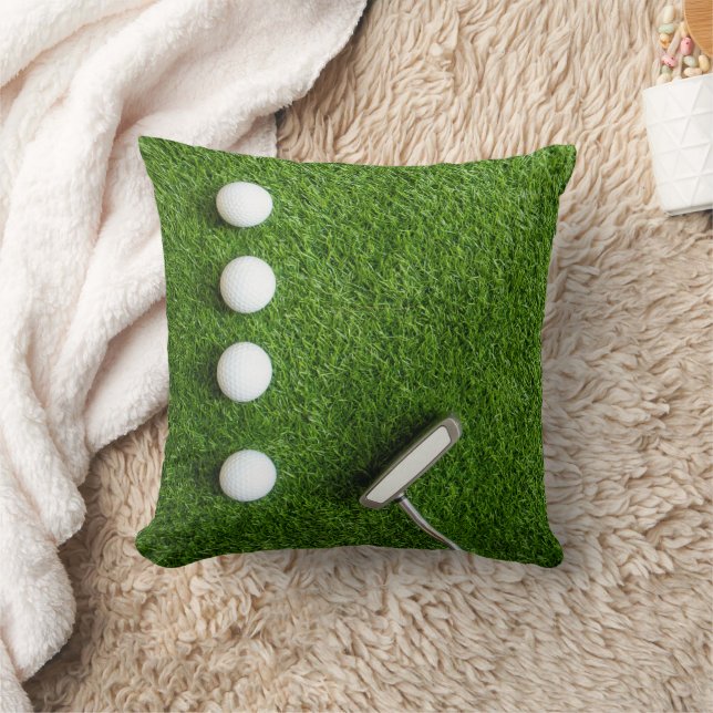 Coussin Les balles de golf sont sur de l'herbe verte (Couverture)