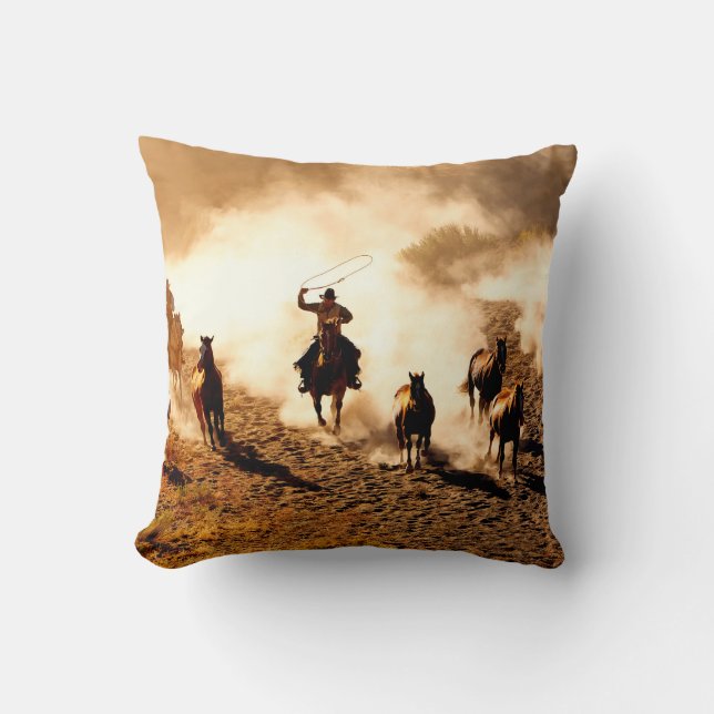Coussin Les cow-boys à la recherche de chevaux sauvages. l (Recto)