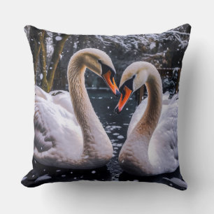 Coussin Les cygnes romantiques dans les merveilles hiverna